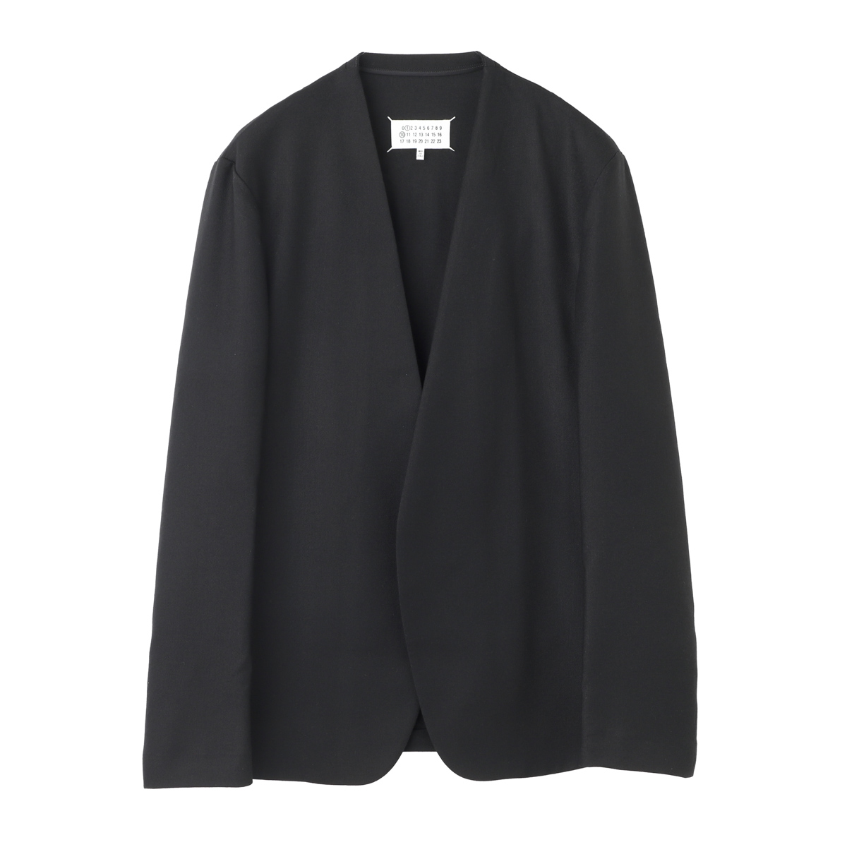 ModernBlue_2001's tweet photo. 【MENS JACKET PICK UP】
暖かくなりどんどん身軽になっていくこの時期。
ドレスアップというよりはカジュアルに羽織れるものが欲しい今日この頃。

CIRCOLOからはコットンジャージー素材のシングル、鹿の子生地を使用したダブルジャケットが。

TAGLIATOREからはコットン素材のダブルブレストニットジャケット、
MAISON MARGIELAからは首元をスッキリ見せる定番のノーカラージャケットが入荷。

Tシャツやポロシャツの上に羽織るだけでも全身の印象が引き締まるジャケットはいくつかのパターンを持っておくとコーディネートの幅が広がります。

次の一着はどんなものを選びますか？
この機会に是非お試し下さい。