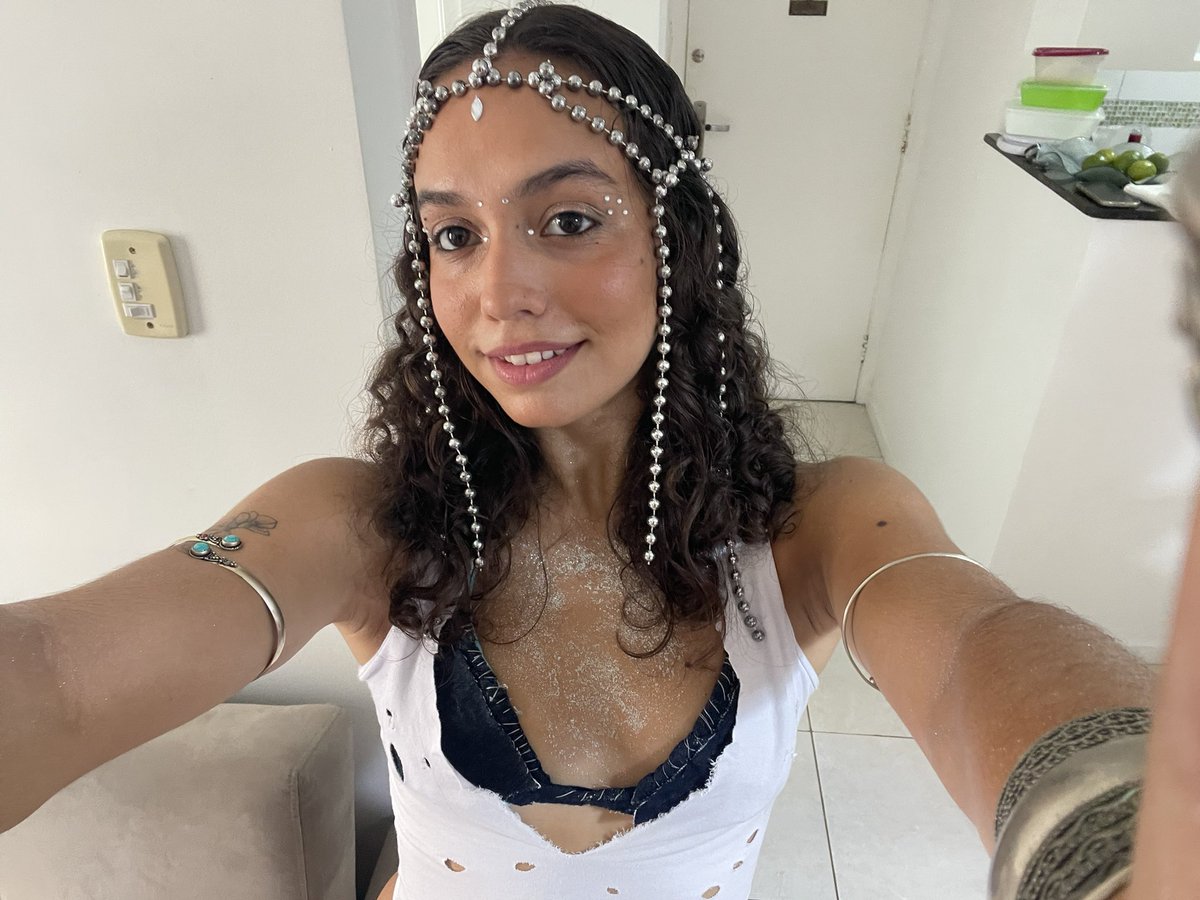 Isantunes_11's tweet photo. usei essa roupa de ref no carnaval https://t.co/ZCSgwJ9ZEB
