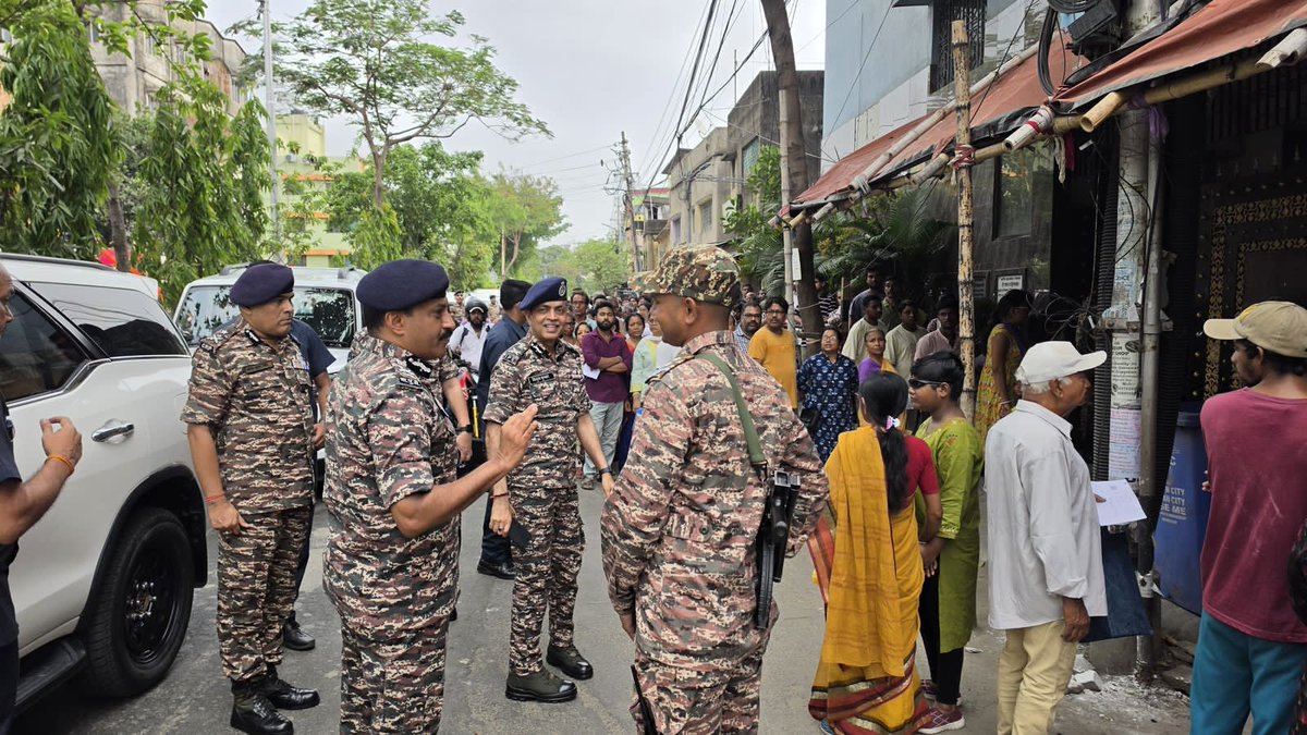 crpfindia's tweet image. Monitoring on the ground! 🗳️

​Amidst the second phase of polling, DG #CRPF Shri @gpsinghips, along with senior officials, moved through the streets of kolkata to review the voting process. Thanks to the vigilant presence of CAPFs, polling remains by and large peaceful .
