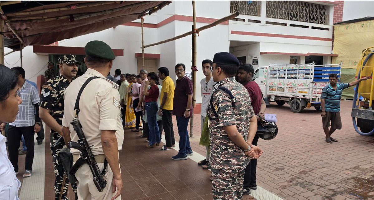 Monitoring on the ground! 🗳️

​Amidst the second phase of polling, DG #CRPF Shri <a href="/gpsinghips/">GP Singh</a>, along with senior officials, moved through the streets of kolkata to review the voting process. Thanks to the vigilant presence of CAPFs, polling remains by and large peaceful .