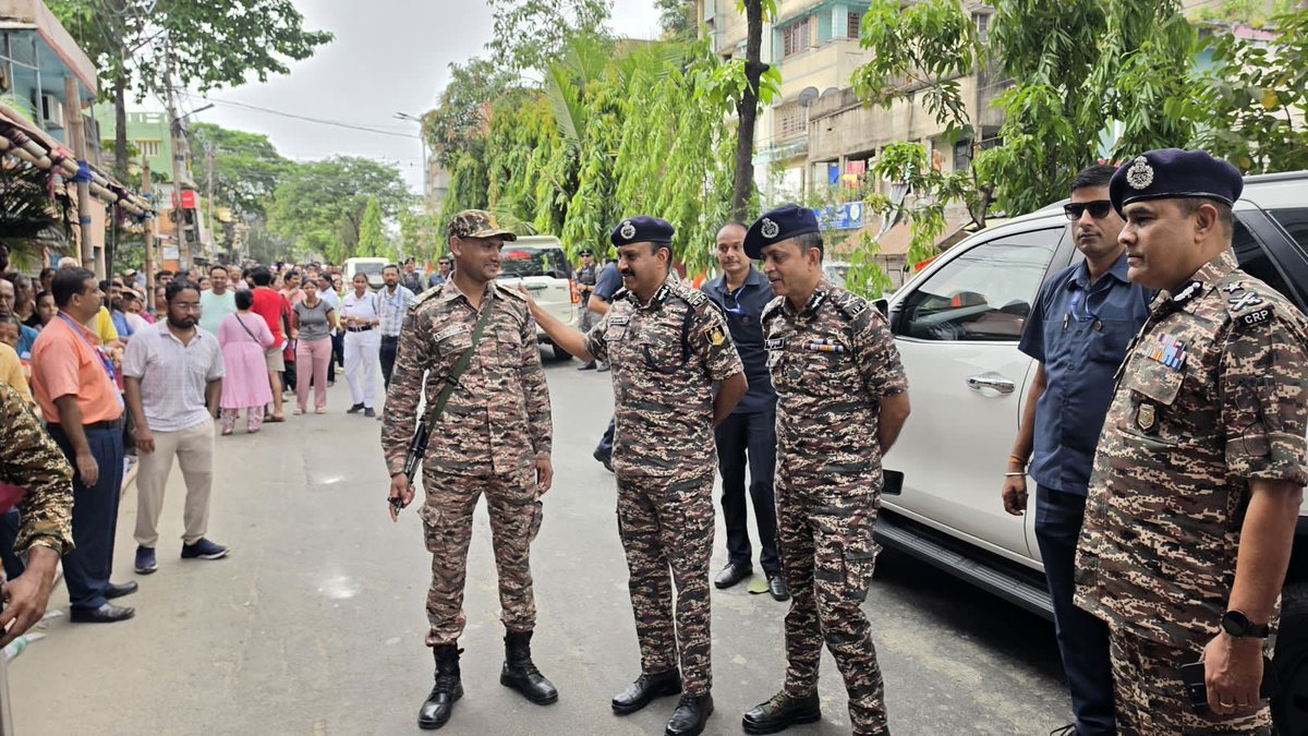 crpfindia's tweet image. Monitoring on the ground! 🗳️

​Amidst the second phase of polling, DG #CRPF Shri @gpsinghips, along with senior officials, moved through the streets of kolkata to review the voting process. Thanks to the vigilant presence of CAPFs, polling remains by and large peaceful .