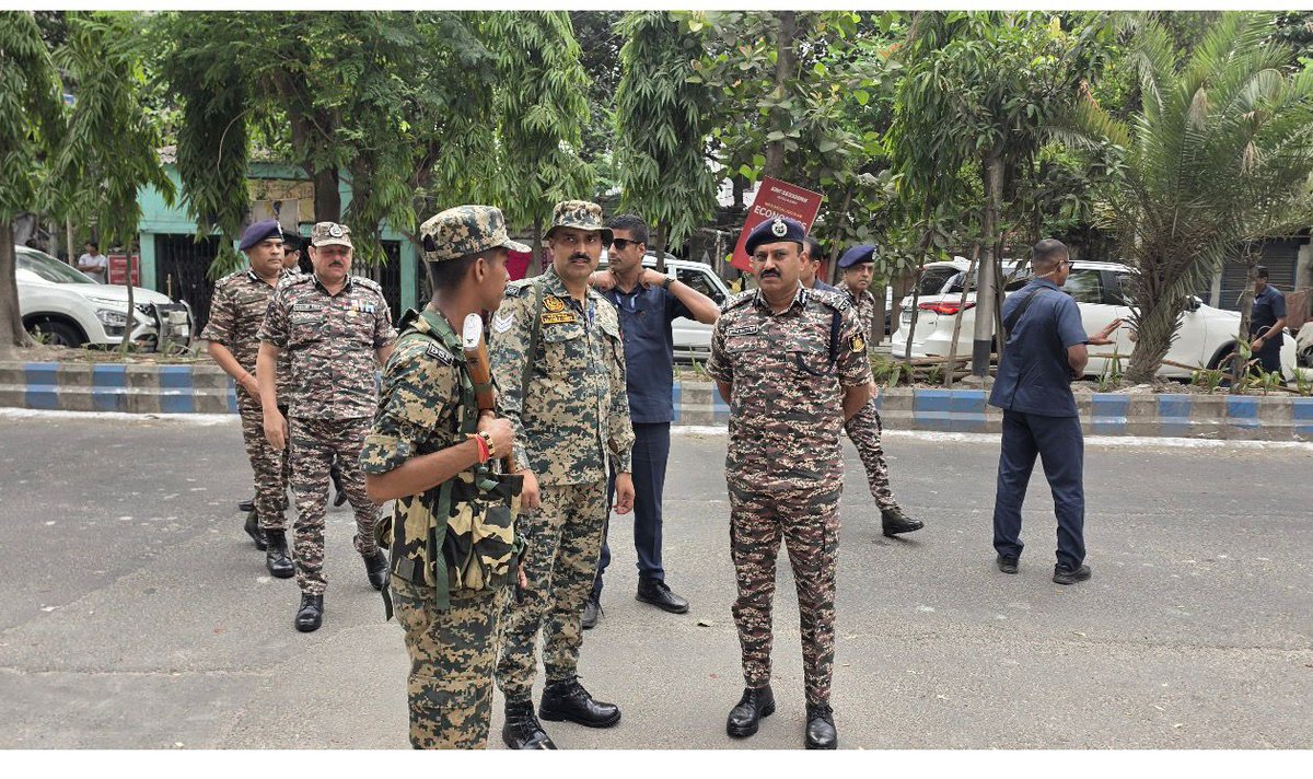 crpfindia's tweet image. Monitoring on the ground! 🗳️

​Amidst the second phase of polling, DG #CRPF Shri @gpsinghips, along with senior officials, moved through the streets of kolkata to review the voting process. Thanks to the vigilant presence of CAPFs, polling remains by and large peaceful .