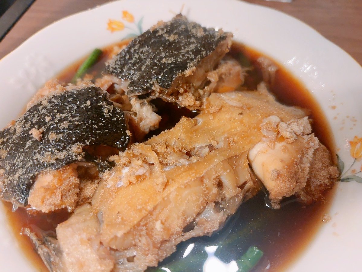 祝日だし、天気悪いので、
本を読みつつ再現料理でもすっか！で
ぼにカスボッチ再現料理の会を開催

第1回目ばーちゃんレシピの
子持ちカレイの煮付🐟うまうま〜！
※子持ちのつぶつぶ嫌いな人いるかもしれないのでセンシティブ投稿

次回はオリオンのサーモンのカダイフです