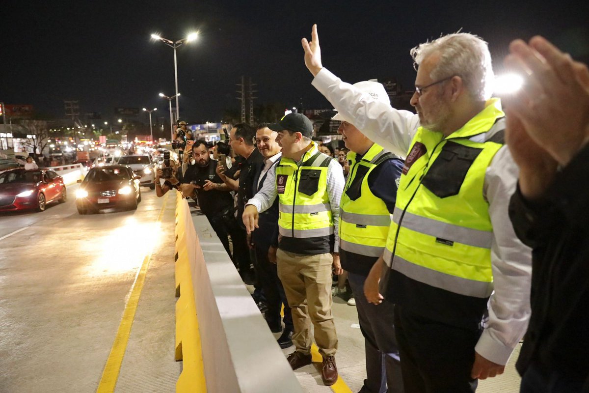 247NoticiasMich's tweet photo. El gobernador @ARBedolla, inauguró Paso Superior Ferroviario Independencia, el cual permitirá transitar por encima de las vías del ferrocarril en las inmediaciones de Policía y Tránsito, en Morelia 

El puente aumentó de seis a ocho carriles, entre superiores y laterales, construidos con concreto hidráulico para garantizar mayor durabilidad; además contará con cruces seguros para peatones y un bajopuente de 3 mil 600 metros cuadrados con áreas de esparcimiento y recreación para las familias morelianas.

#247NoticiasMichoacán

https://t.co/gieNcgnM5D