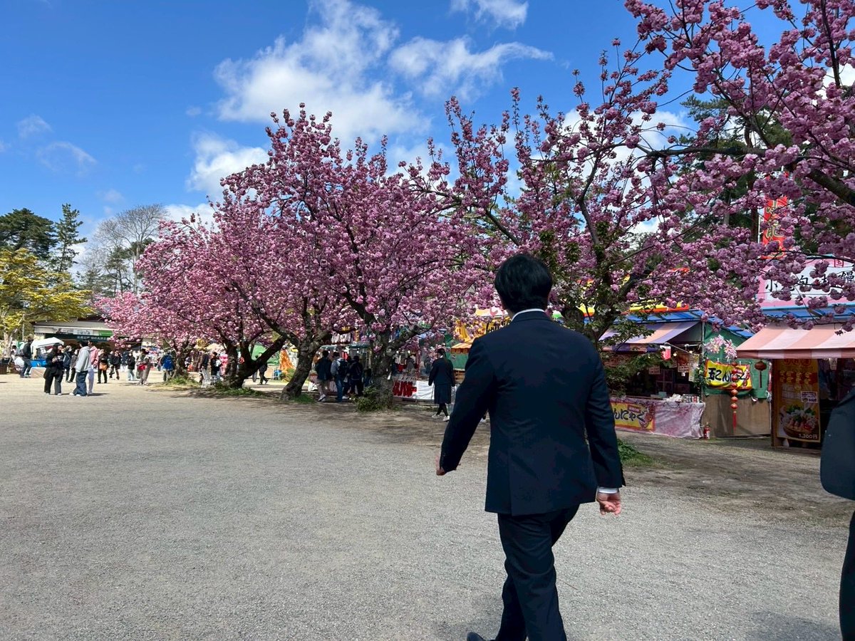 soichiro_Aomori's tweet photo. 青森県護国神社例大祭に参列し祭文を奏上。弘前公園は八重桜が満開。英霊の御霊に感謝の意を捧げました。 https://t.co/hRk10eH7Ux