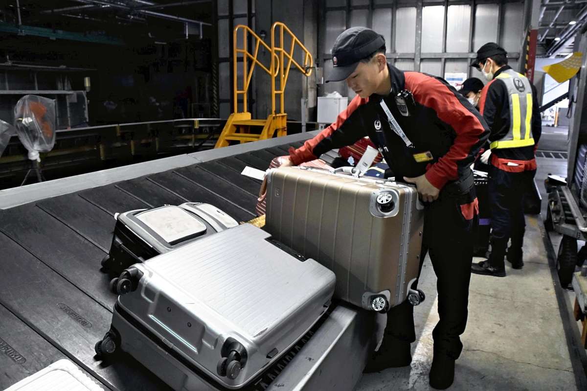 Umezu_B's tweet photo. 30 years. Zero lost baggage. Kansai International Airport.

Since opening in 1994, not a single bag has gone missing.
While handling 10 million pieces of luggage every year.

The world average? 7.6 bags lost per 1,000 passengers (SITA data).

Rain-soaked suitcases are carefully wiped one by one with towels.
Ski boards, baby strollers — everything is handed directly from staff to staff, never placed on the carousel.
Delivered within 15 minutes of arrival. That’s the on-site standard.

When asked by CNN, Kansai Airport staff replied:
“We don’t feel like we’re doing anything special.”

This is Japan’s frontline. 🇯🇵