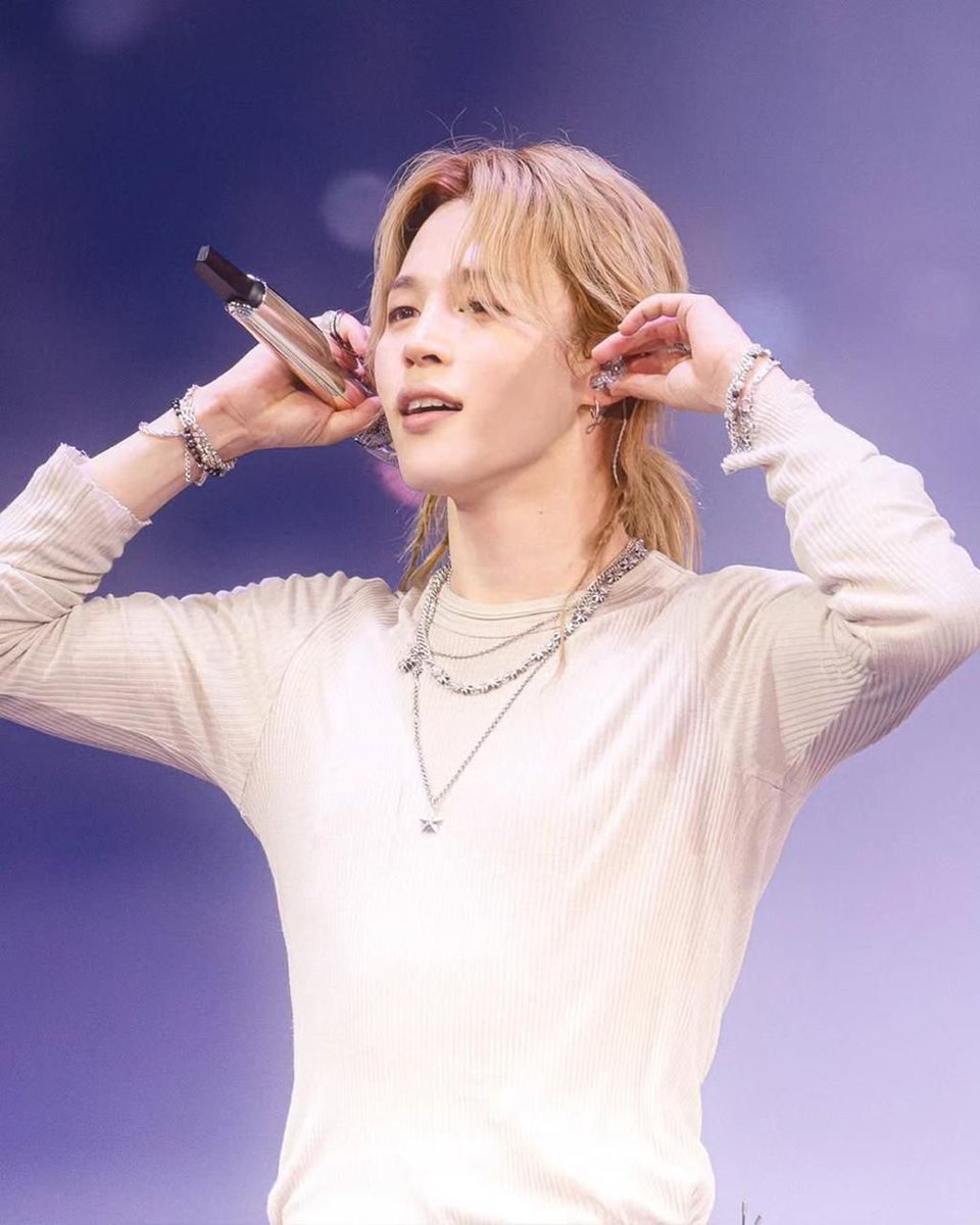 Karladeangelis1's tweet image. Ninguém ouse tocar no cabelo do jimin deixem as tesouras longe! Empresa mal amada e com um péssimo gosto, o cabelo do jimin esta maravilhoso assim e se ele se sente bem assim é oq importa!

#jimin #suga #hoseok #jhope #yoongi #taehyung 
#BTS_WORLDTOUR_ARIRANG_TAMPA #BTS