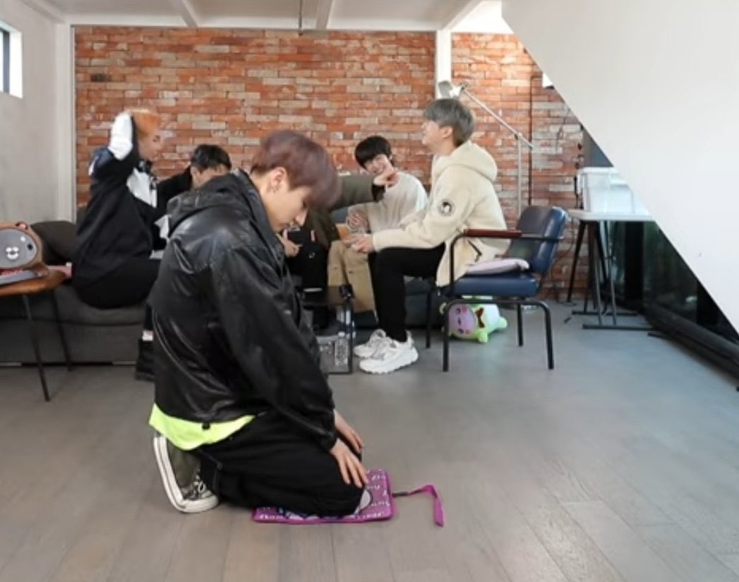 Hyungwon monsta x. Bukan cuma islam, dia bahkan udah haji :")

Oiya sama changkyun. Soalnya di sela sela aktivitas dia tetep gak lupa solat 😊🙏