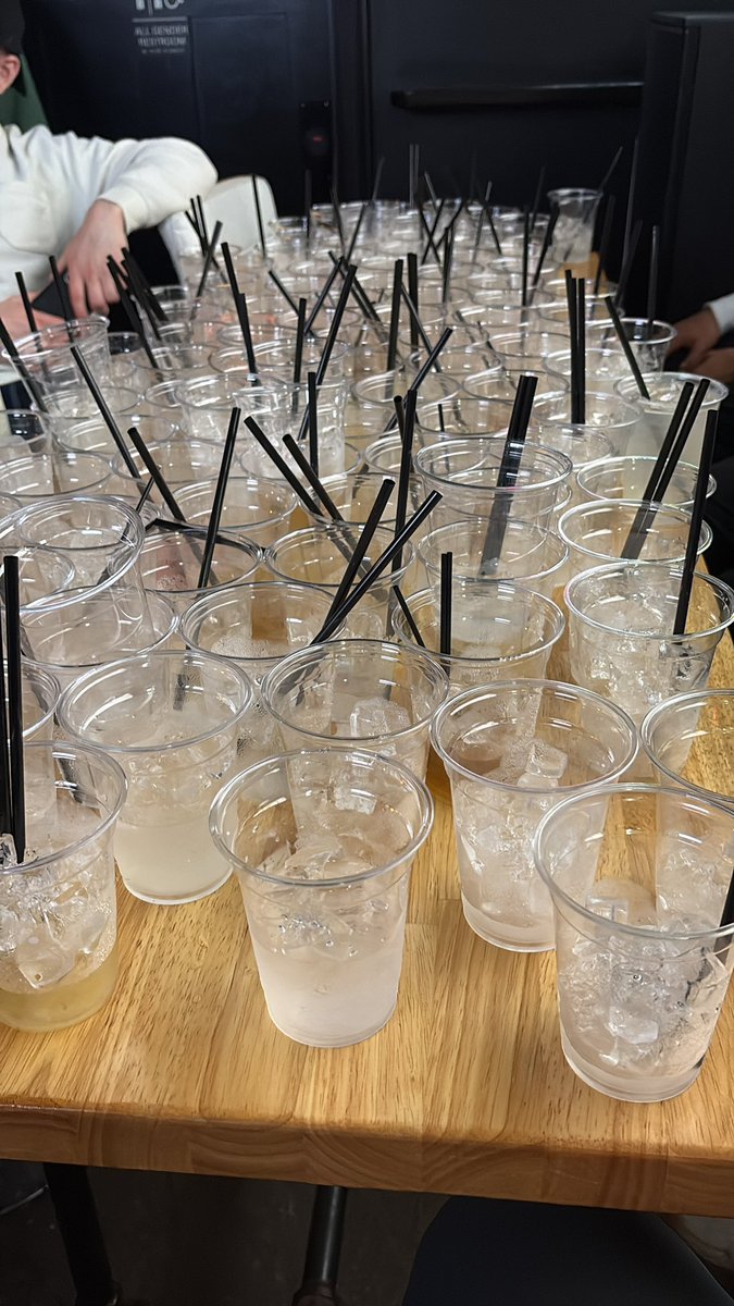 BarstoolPC's tweet photo. 2 dollar Tuesday. One of the few things Olds does right these days https://t.co/DytC3PajRh