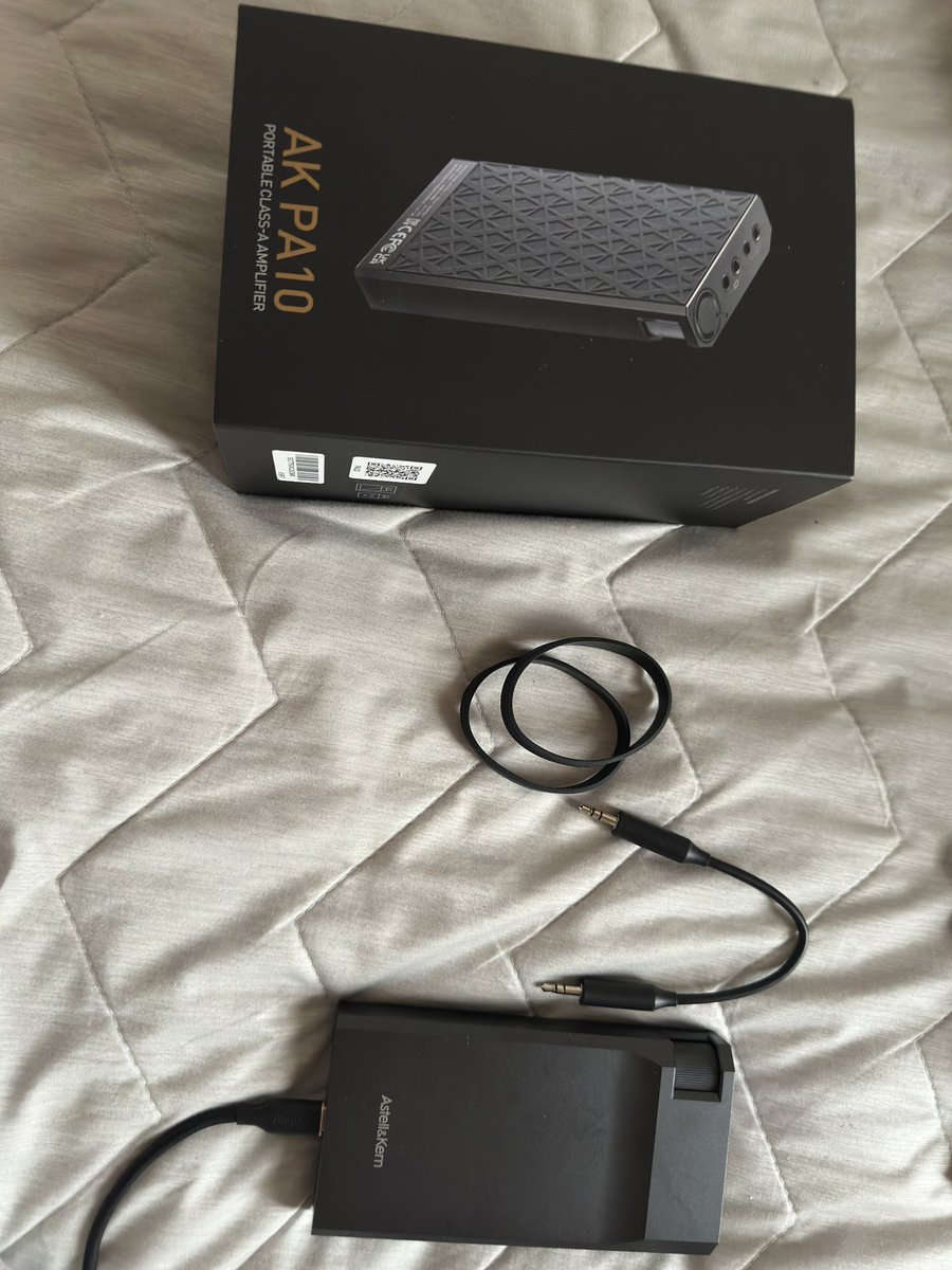 x014644's tweet photo. my new gear AKPA10 PD10と合わせる為に買いましたが意外と軽いですね！300g台と言う事で重すぎるか不安でしたが、これなら大丈夫そうですね！バッテリー0%だったので今は聞けないですが充電終わったら聴くの楽しみですね！
#AK #AKPD10 #AKPA10 #Ａ級ポータブルアナログアンプ #ポータブルオーディオ #有線イヤホン