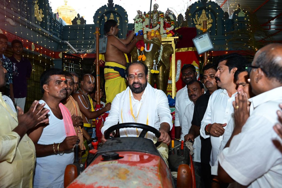satyakumar_y's tweet photo. ధర్మవరం పట్టణంలోని శ్రీ చెన్నకేశవ స్వామి వారి ఆలయంలో వ్రత మండపాన్ని ప్రారంభించాను.

స్వామివారికి పట్టువస్ర్తాలు సమర్పించి ప్రత్యేక పూజలు నిర్వహించాను. ప్రజలందరూ సుఖశాంతులతో, ఆయురారోగ్యాలతో ఉండాలని ప్రార్థించాను.

#Dharmavaram
#ChennakesavaSwamy
#VrathaMandapam
#Spirituality
#AndhraPradesh @BJP4Andhra