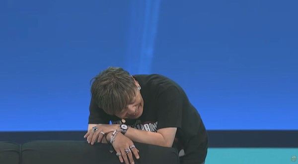 Q. 허리 아래, 또는 엉덩이 위쪽까지 오는 장발 옵션 추가가 가능할까요?
A. (약간 난감한 표정...) 모험가 여러분은 여러 가지 무기를 짊어지시잖아요. 머리칼이 길면 위험할 지도...
(현장 모험가 : 제노스도 장발이잖어!!!)

(요시다 붕괴!)

긴 머리.. 힘듭니다. 움직일 때에도 스킬을 시전할