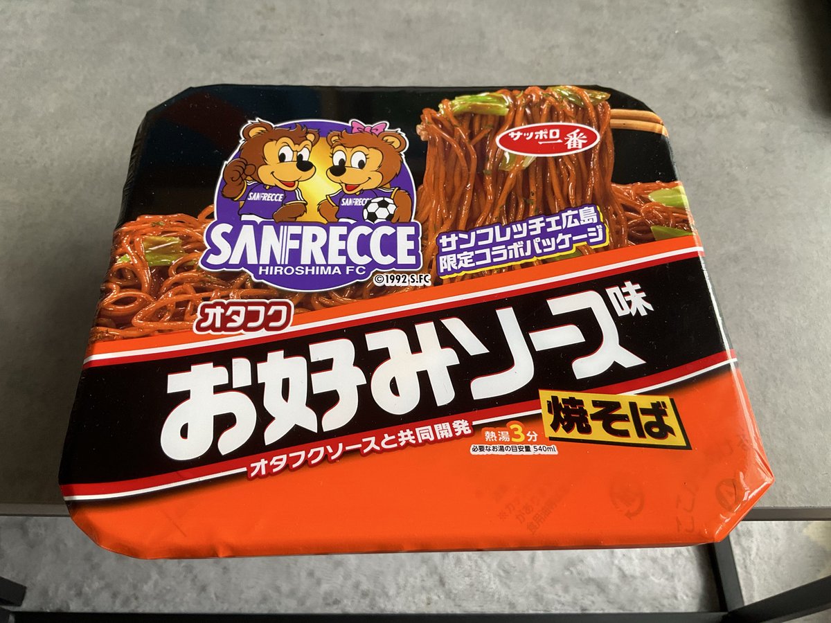 satohbk's tweet photo. 沖縄で何故かサンフレッチェ焼きそば売ってた。
食べるけどね。 https://t.co/zXO2h4pApe