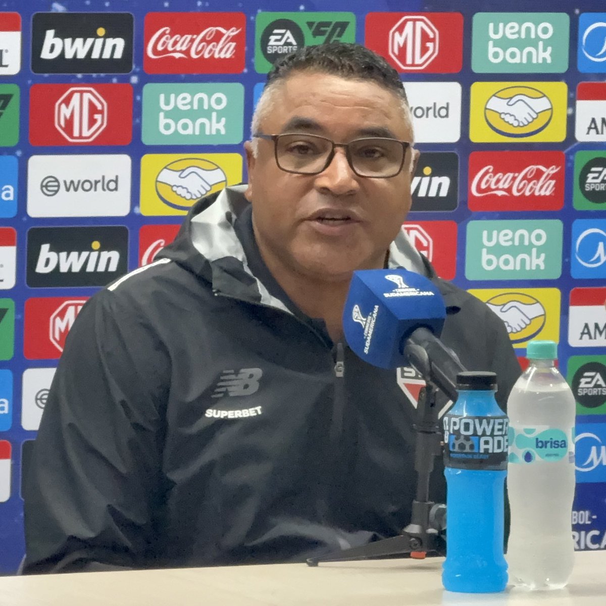 OGabrielSa's tweet photo. 🎙️Roger Machado fala sobre planejamento de utilização de Ryan Francisco e Paulinho: “Paulinho é um centroavante, assim como o Ryan, mas com características diferentes. Dois jogadores com vocação para o gol. Ryan voltando de um processo de lesão, sendo aproveitado na base justamente para ter mais minutagem, se desenvolver. O Paulinho, com menos período de parada, está mais inserido dentro da normalidade das atividades, podendo ir para o banco. Mas o dia a dia vai me pautar. Me pauto muito pelo que os jogadores me entregam no dia a dia e peço que eles repitam no jogo. Hoje, Dhjorney e Nicolas só repetiram o que fizeram no dia a dia”