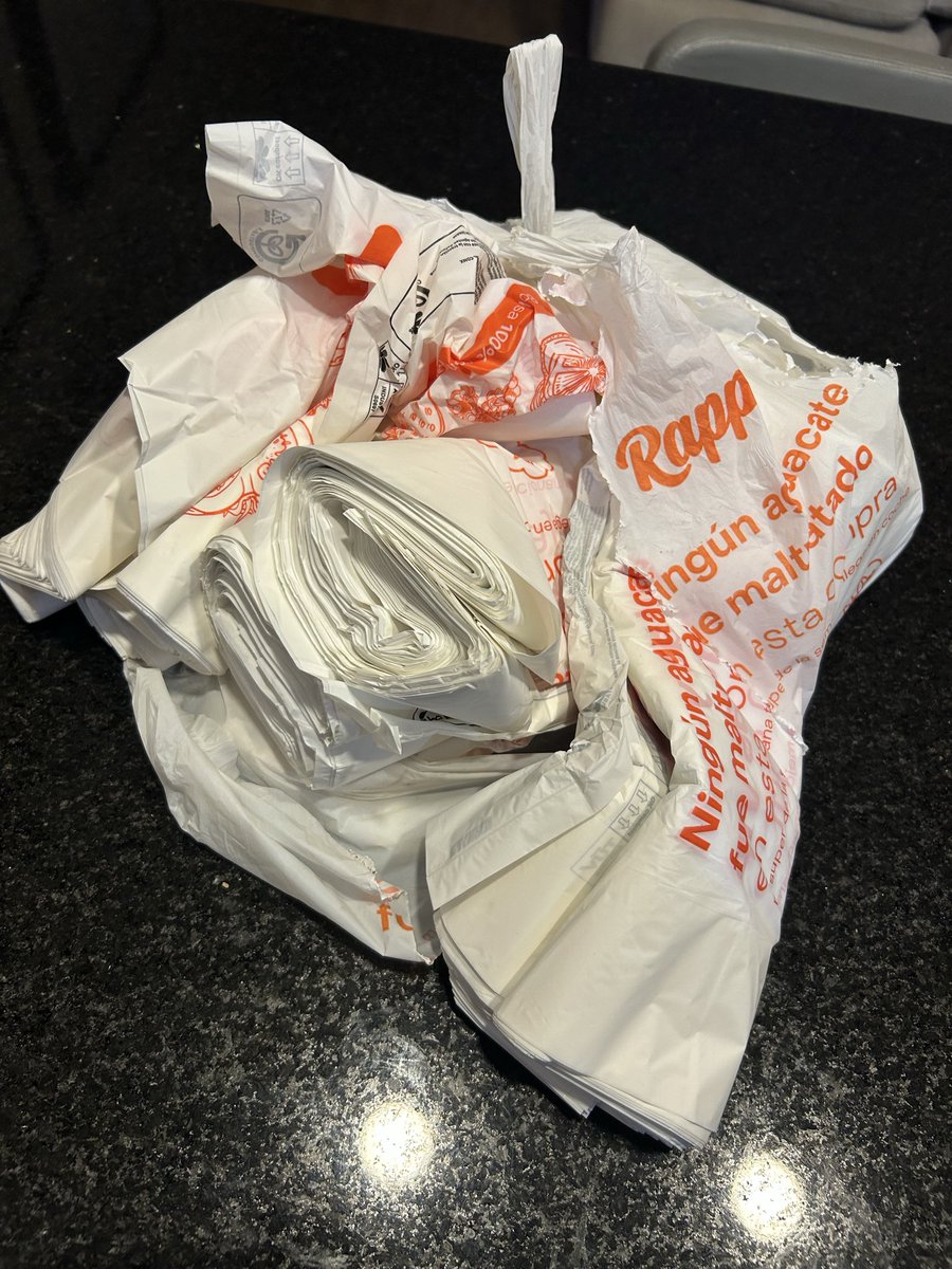 sandygzzl's tweet photo. Qué tipo de broma es esta @RappiMexico , hice un pedido y me lo dejaron y era una bolsa llena de bolsas de plástico y mi pedido ?? Se lo robó el repartidor 😳🤬 #rappi #robo https://t.co/zkhkZXs3aR