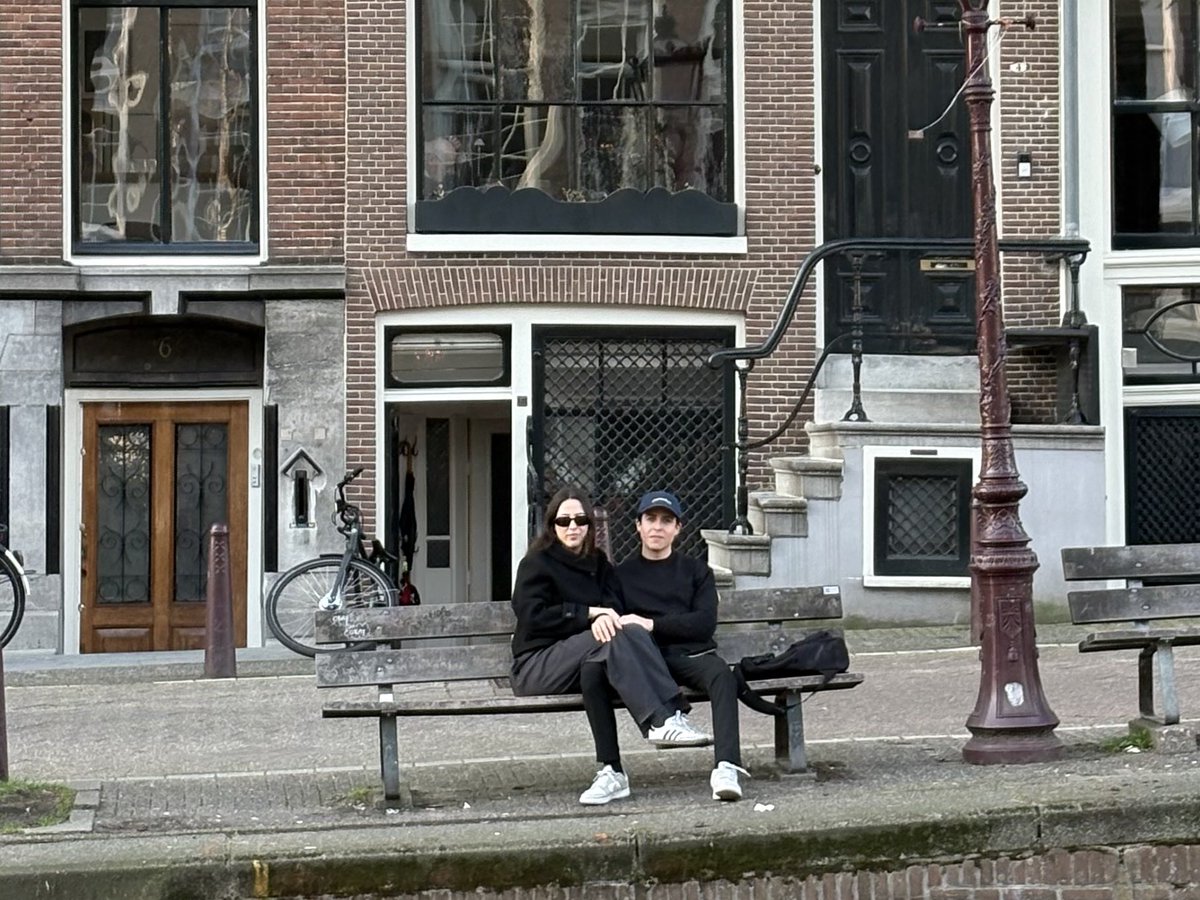 xanamrl_'s tweet photo. mi yo del 2014 q leyó the fault in our stars ya cumplió su sueño de ir a amsterdam  y tomarse la iconica foto https://t.co/XyH3qm7OXu
