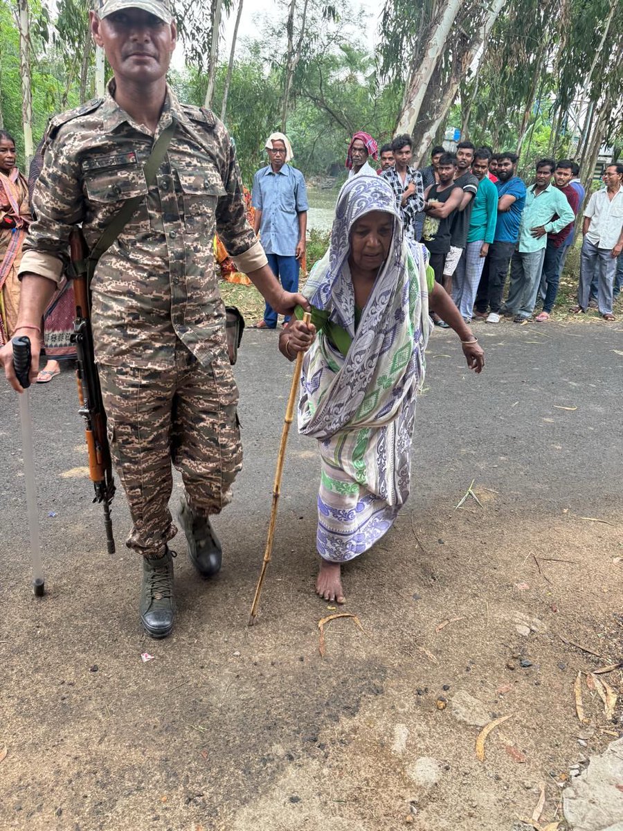 crpfindia's tweet image. Dedicated to the spirit of service! 🤝
​During Phase 2 of the #WestBengalElections2026, troops of G/3 Bn #CRPF (Adhoc 368) at Booth No. 24 and 30, Narsinhabati Prathmik Vidyalaya and Chandipur Prathmik Vidyalaya, are going above and beyond.
​From AC 201 to PS Goghat, our