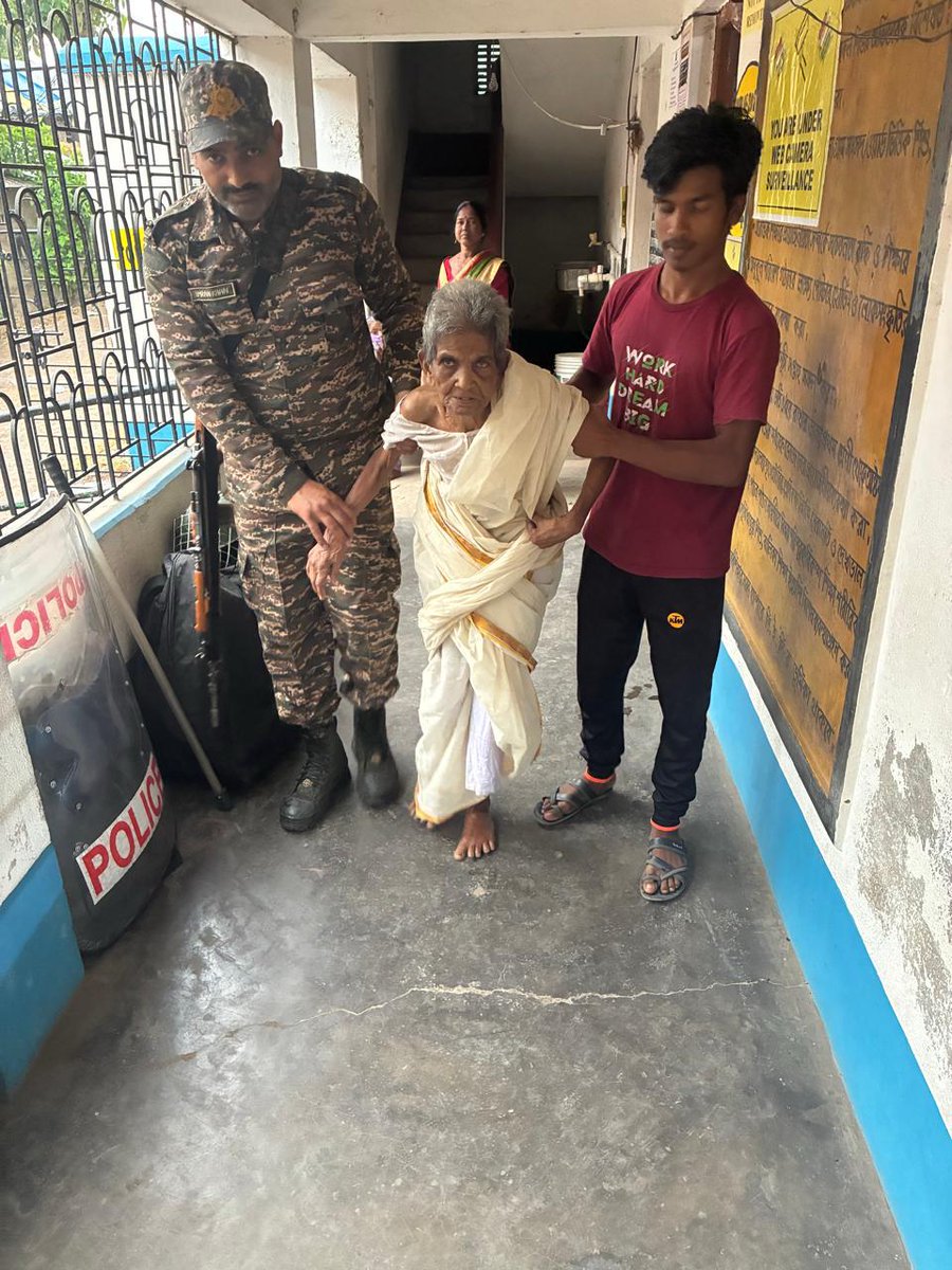 Dedicated to the spirit of service! 🤝
​During Phase 2 of the #WestBengalElections2026, troops of G/3 Bn #CRPF (Adhoc 368) at Booth No. 24 and 30, Narsinhabati Prathmik Vidyalaya and Chandipur Prathmik Vidyalaya, are going above and beyond.
​From AC 201 to PS Goghat, our