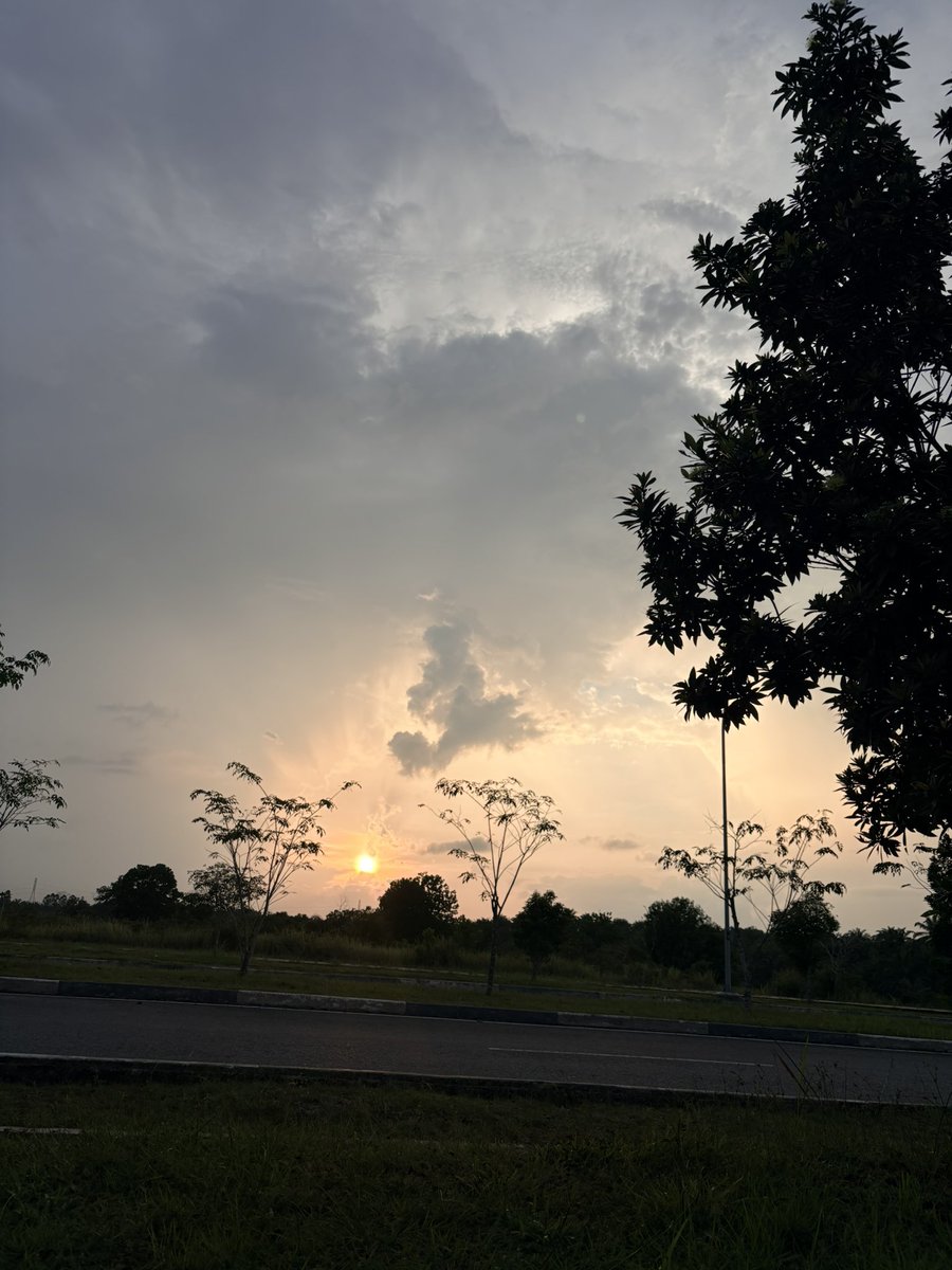 zahramoonchan's tweet image. Kegiatan wanita 30++ agar tetap waras, healing dengan low budget. Emosi tersalurkan, ketenangannya dapet
Melukis with a view

s.shopee.co.id/50VUqQUDhy
Beli 3 dapat standee nya

#girl #woman #healing #paint