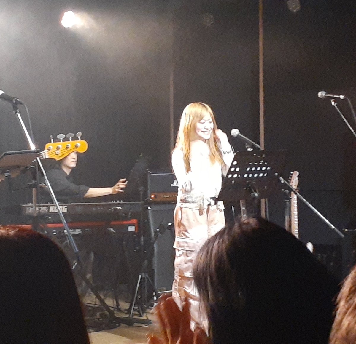 daidaipink555's tweet photo. ほのんさん💓昨日は対バン前のオープニングアクトで18:30~19:00までソロ弾き語り。ハスキーで魅力的な声でご本人の曲を披露してくださいました。金髪になっていてディズニーのヒロインみたいで可愛かった💐
#ほのん
#crowzet
#ADLIFT
※こちらはcrowzetライブ中の写真 https://t.co/TZ6KpzYk2W