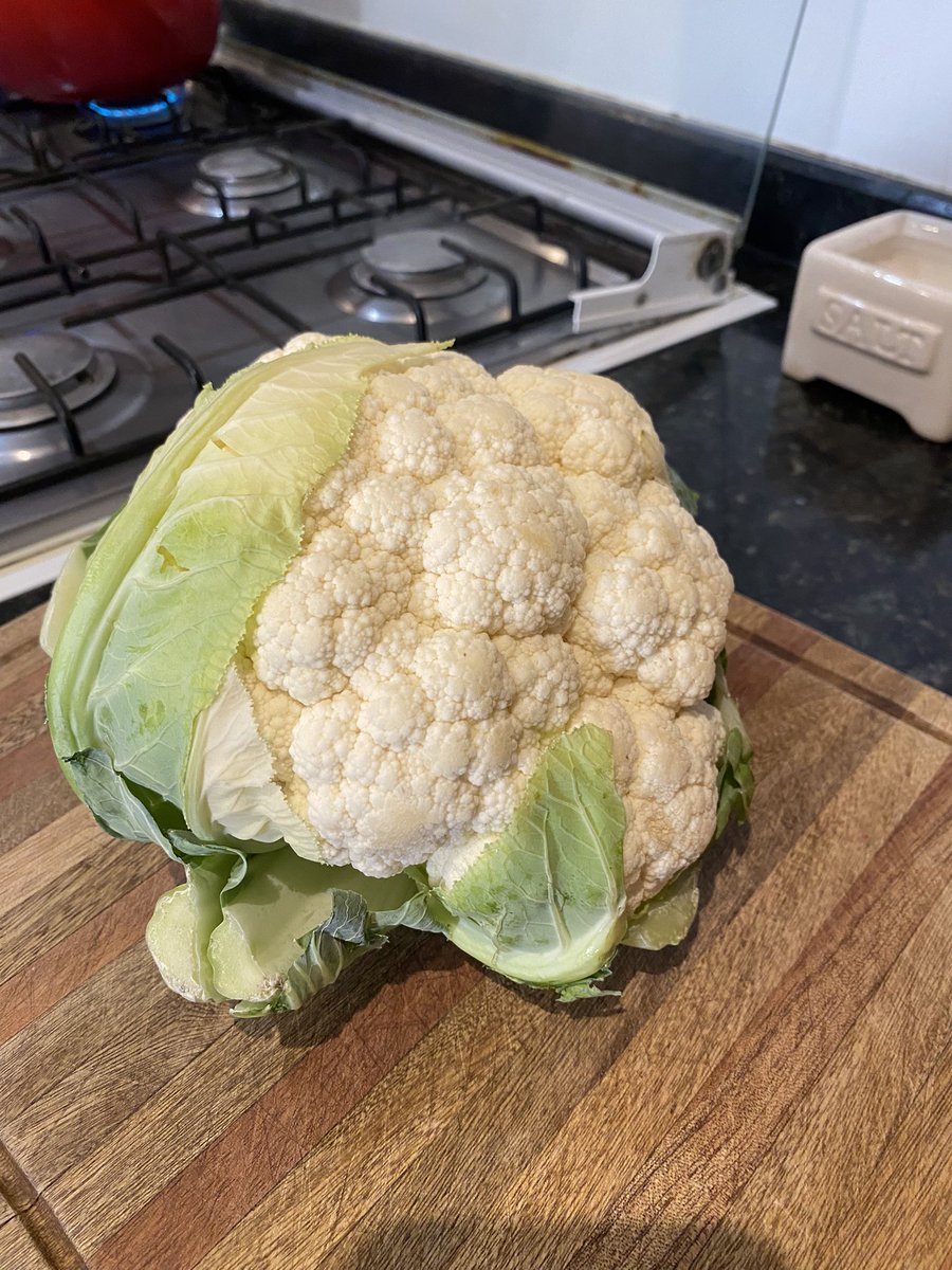 ladonastewart's tweet photo. Coliflor rostizada, el primer paso es quitar las hojas y el cabito, y la ponen en agua hirviendo con sal aprox 12 min https://t.co/hDCJFId3Jw