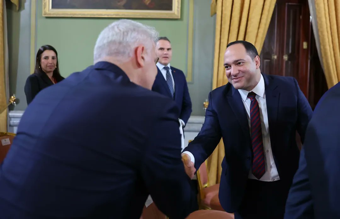 EnContexto_0's tweet photo. 4/4 La Pdta. (E) de la República, @delcyrodriguezv  también indicó que se establecieron planes para ampliar las operaciones en proyectos de gas natural y crudo liviano, con convenios que fortalecerán la producción, la capacidad de exportación y la inversión extranjera en el país. https://t.co/APvNmSSzzt