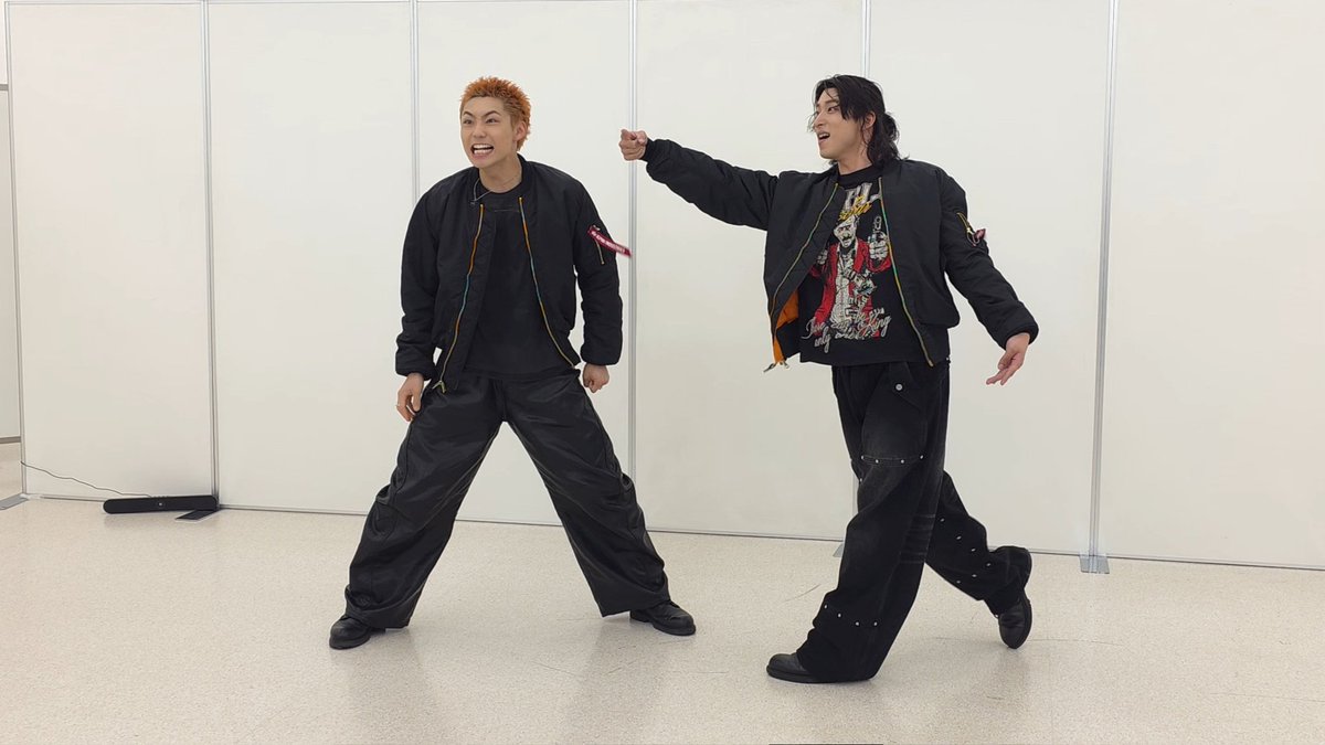 suzume_j's tweet photo. 全力すぎるあっち向いてホイ笑
 #WATWING  #八村倫太郎  #古幡亮 https://t.co/l2Fvqlsr2Y