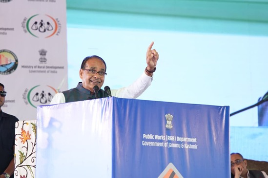 RisingKashmir's tweet image. #JK gets Rs 8,000 crore #rural push

#Roads bring #schools, #hospitals closer: Union Min Chouhan

Reports Abid Bashir 

@ChouhanShivraj @OmarAbdullah
@manojsinha_  @diprjk
@PIB_India

risingkashmir.com/jk-gets-8000-c…