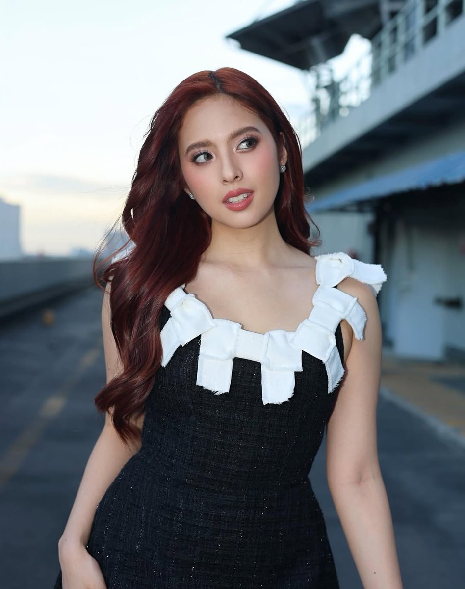 PilipinasToday_'s tweet image. ANG BLOOMING NAMAN NG DYOSA 🥰

Fresh at radiant ang look ng aktres na si Ysabel Ortega sa kanyang latest Instagram post na agad umagaw ng atensyon sa netizens.

📸: @‌ysabel_ortega/Instagram

#PilipinasToday
#YsabelOrtega
#Actress
#PHCelebrity