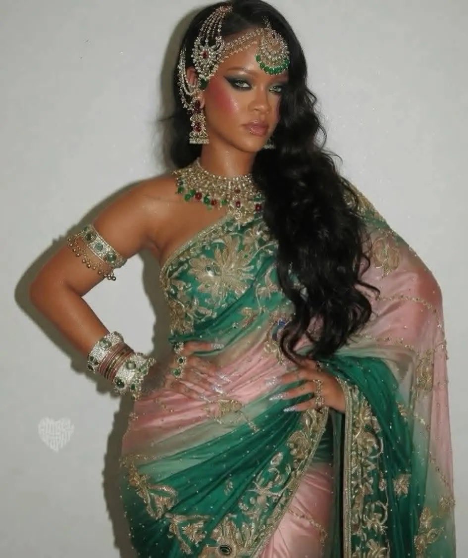 MonroeShaquisha's tweet photo. Now THIS is a goddess!! 🔥🔥
Dripping in natural diamonds and emeralds looking ABSOLUTELY ETHEREAL 🥹🥹
NOBODY does it like #Rihanna 👏🏾👏🏾 https://t.co/9rn9cQYFQf