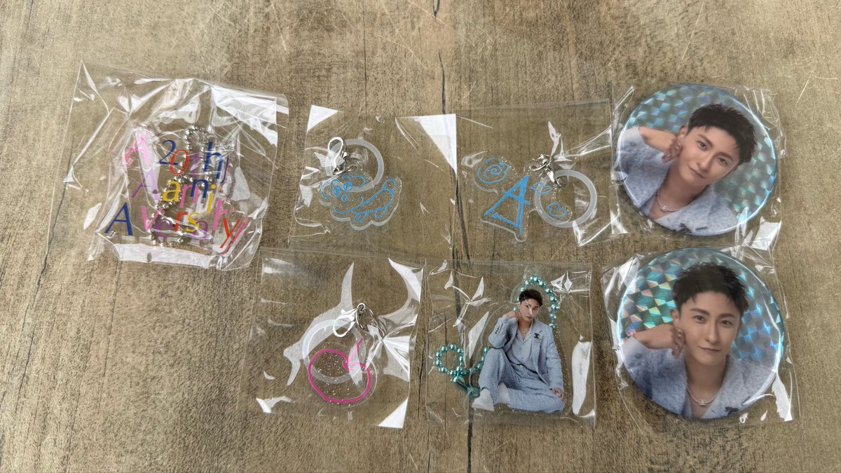 ___shio93's tweet photo. @zdKStdcmmxSUVdU 初めまして、検索より失礼致します。
画像のラメチャームを所持しております。
どれかとラバーバンド交換していただくことは可能でしょうか？
本日会場におります。
ご検討よろしくお願い致します。 https://t.co/0FhbcMEvY5