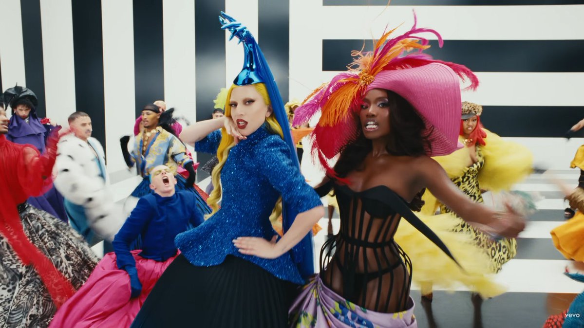 TeenClubDN's tweet image. เพราะทุกวันคือรันเวย์! Lady Gaga x Doechii ประชันลุคแฟชั่นแบบไม่มีใครยอมใคร ใน MV ล่าสุด “Runway” เพลงประกอบหนัง The Devil Wears Prada 2 แซ่บไฟลุกทั้งหนังทั้งเพลง

ชม MV อ่านต่อที่ teenclubth.com/6545/

#LadyGaga #Doechii #Runway #TheDevilWearsPrada2