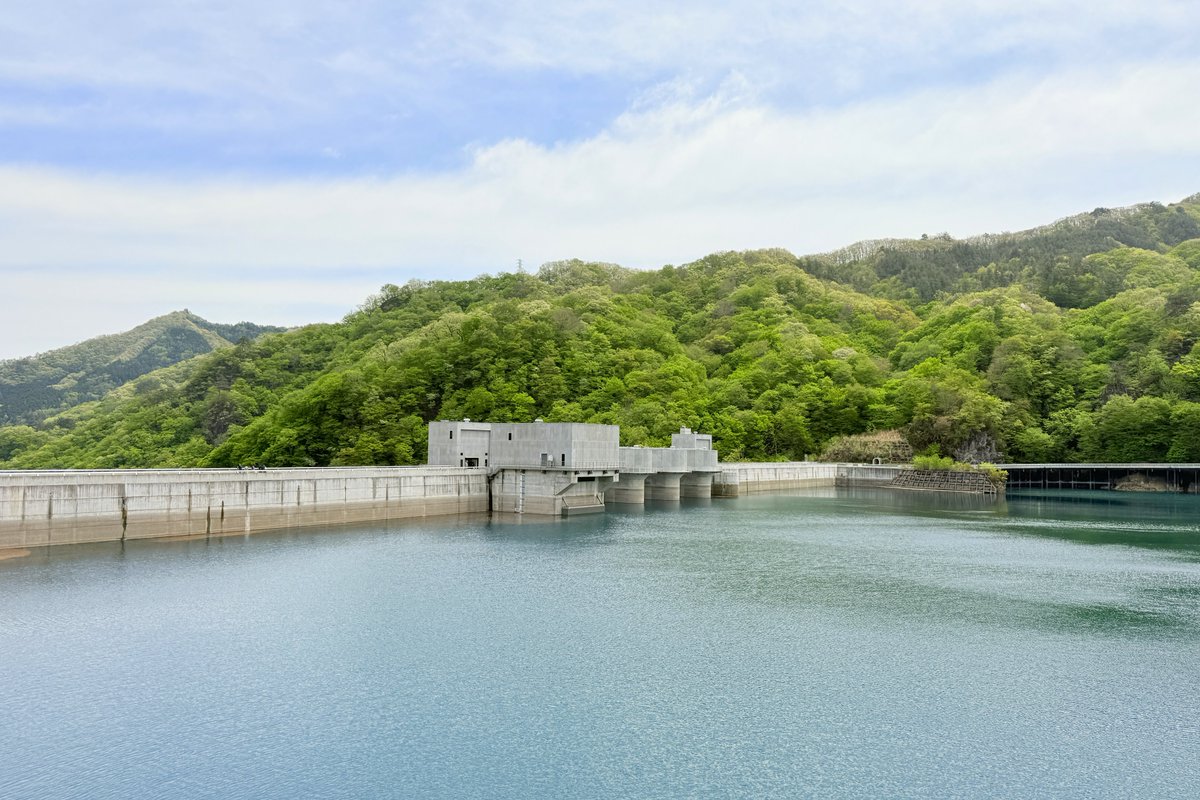 群馬県吾妻郡にある八ッ場ダム。
鮮やかな新緑と八ッ場あがつま湖の青さが見事に引き立てあっていますね。