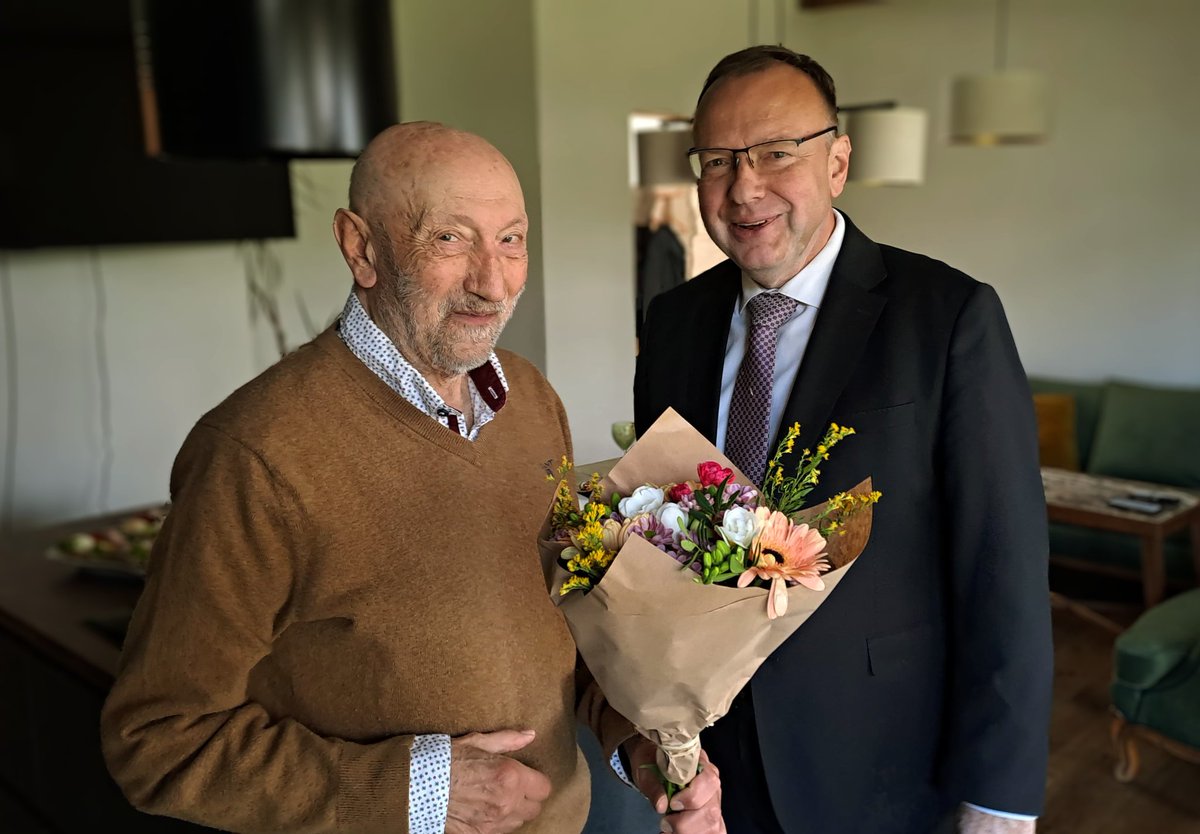 LachnitPetr's tweet photo. Devadesáté narozeniny oslavil Mardirossian Hayk ze Smíchova. Domů mu přišel pogratulovat místostarosta Petr Lachnit, který má v gesci sociální věci. Popřál mu hodně zdraví 🎂 #narozeniny #senior #péče #praha5 #lachnit https://t.co/RZsz9PzqEZ