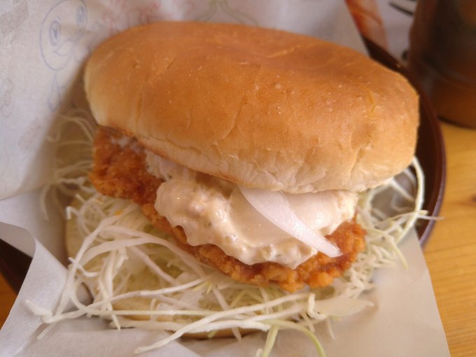 ポケモンコラボフード(゜д゜)ウマー シロノワールは老母のやつ。ミニなのに1100円!たけぇ!(;'Д`)