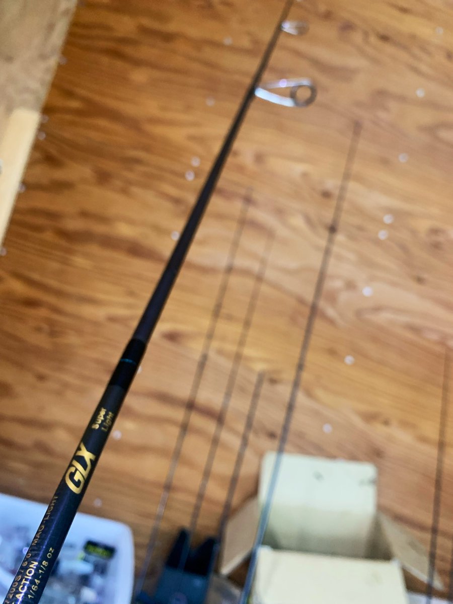 AUTREC7's tweet photo. ジールーミスgloomis. GLXのスピニングロッドをトルザイトガイドに変更いたしました。
元ガイドを30から20に変更、2000番クラスのリールで使用する事を想定して組み上げました。
ガイド交換したら笑っちゃうくらい軽量になりました、使いやすくなるかは別ですがどうなるかワクワクしますね。
参考価格　
ガイド代約15,000円
取り付け工賃5,000円

トルザイトガイドは高額ですね、ご依頼ありがとうございました。
