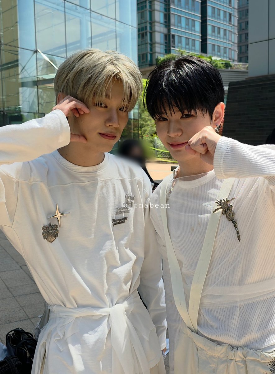 엘. tweet media