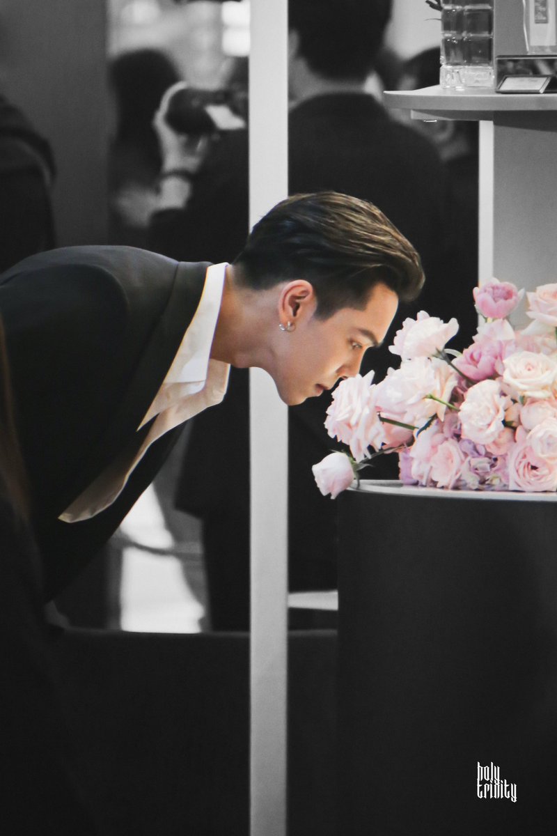 HOLYTRINITY1995's tweet photo. 280426 | ICONSIAM
—

เมื่อดวงใจมีรัก ดั่งเจ้านกโผบิน 
บินไปไกลแสนไกล 
หัวใจฉันก็ลอยลิบไป ถึงแดนดินถิ่นใดนะใจ
โอ้ดวงใจเจ้าเอ๋ย

TRE KILIAN POPUP AT ICONSIAM
#KilianParisxTreporapat
#Treporapat https://t.co/ddL8JFuiJ5