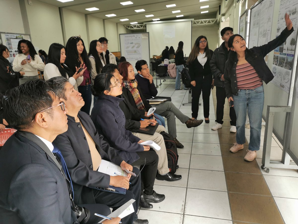 Atelier Internacional El Alto del 17 al 27 de abril 2026. Evento académico entre Francia/Bolivia. Upea, Umsa, Ensa Paris La Villette. 32 estudiantes de arquitectura presentaron propuestas urbanas para el predio del aeropuerto de El Alto. El embajador de Francia felicito a todos.