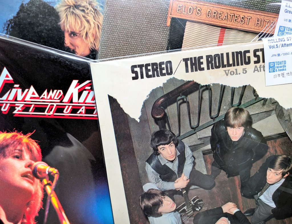 oyoyo_president's tweet image. 本日の営業スタートしております。
GW突入！にしちゃ冴えない天気ですが、当店ALL15%オフSALEは冴えまくり！レコード・CD・本などなどゼーンブ表示価格から15%引きはいよいよ明日まで！祝日につき夜は7時までデスー　#ポスター付 #Ledzeppelin #Aerosmith #DeepPurple #tohto #湯島