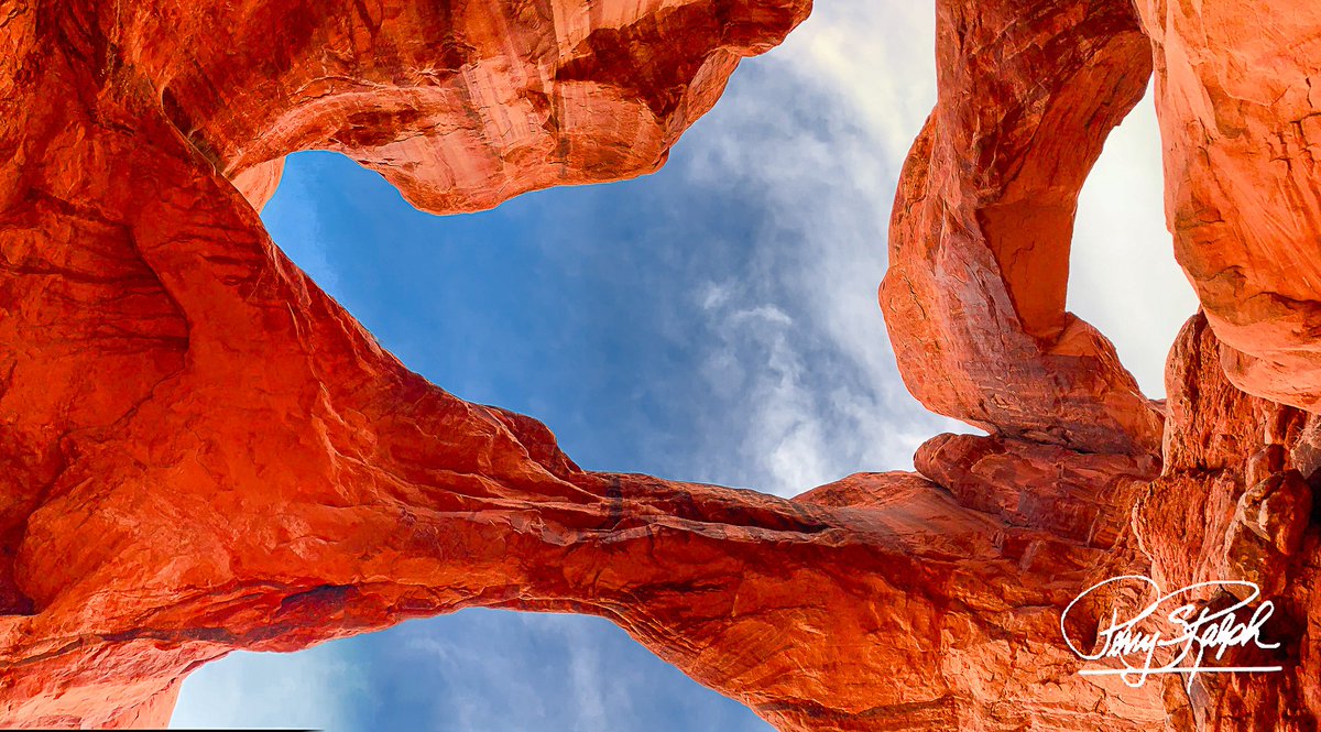 perryralph's tweet photo. QP Photo Challenge: Look UpP
"Double Arch Looking Up"
Lookup Up From inside the Double Arch in Arches National Park #DoubleArch https://t.co/4H6NfRswrt