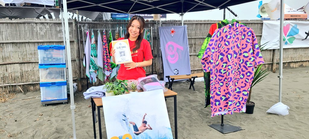 Any_you_'s tweet photo. 映画「paddle Out」のイメージを固めるため　「全日本級別サーフィン選手権大会」へ🏃

会場では、アパレルブランドのLEUS様
日焼け止めのvertra様
横浜ゴム様経由でのHARD CARGO様

皆様、映画も宜しくお願いします🙇

少し時間があったので、スケボーパークも🛹
#鵠沼 #昭和の日 #サーフィン #湘南 https://t.co/kOTY4VDUln