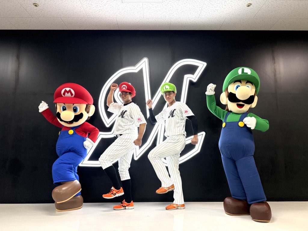 chibalotte_pr's tweet photo. マリオ＆ルイージとのフォトセッションの様子をお届け！
本日は「スーパーマリオブラザーズ40周年 × プロ野球12球団」の試合が開催されます！
#chibalotte #広報 #佐藤都志也 #西川史礁 https://t.co/JUkiWWsfyz