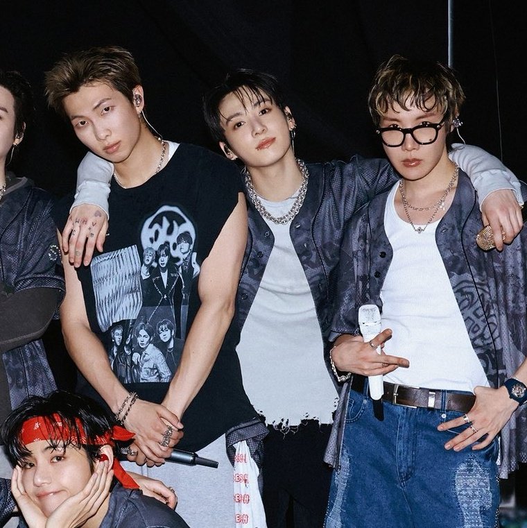 kookyun's tweet photo. Jungkook didn't find having Namjoon enough so now he has hands on hoseok too. This is just greed now https://t.co/tdy4fTi0Ox