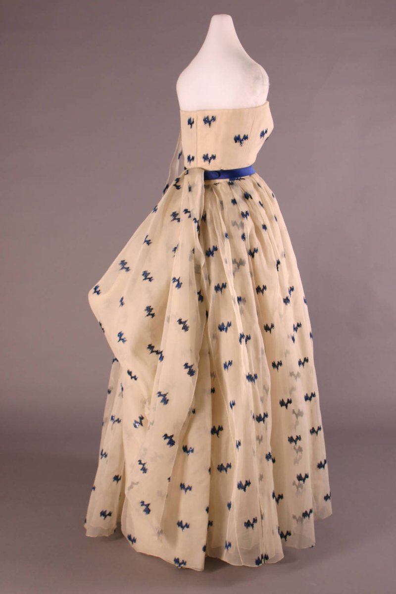 LaurenCDeutsch's tweet image. #Ootd is this 1964 Dior evening dress and stole worn by tastemaker Elizabeth Parke Firestone. She was a frequent customer of Dior and when not in Paris, she wrote to him from Ohio ordering various garments and requesting changes she wished to be made. #Fashionhistory