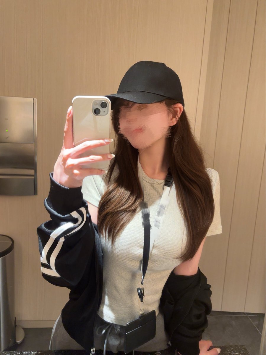with2ove's tweet photo. 大学の時講義の後予定ない日は基本ダル着だったし、社会人になっても服装自由だからスウェットで出勤する日も全然ある https://t.co/sYIRbxbhH5
