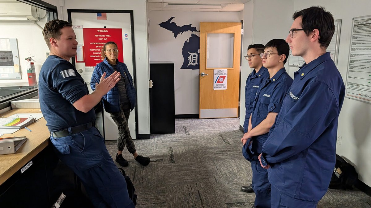 umichme's tweet photo. Sam Blum, a senior U-M mechanical engineering student, found a path to public service through launching U-M's Coast Guard Auxiliary University Program.

👉🔗 Learn more in this University Record article: https://t.co/QbWzdcKu0r https://t.co/EI7MfyPl4H