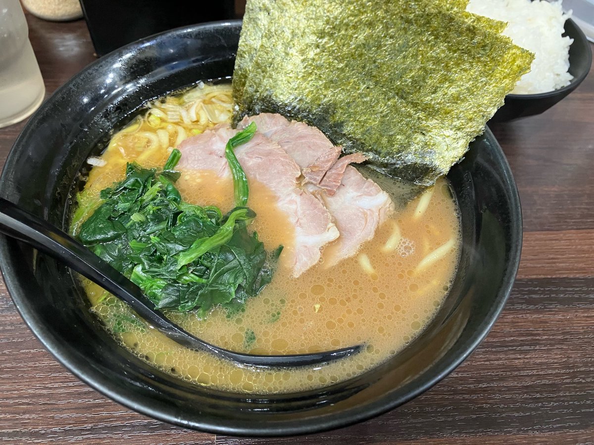 primit29's tweet photo. 久しぶりに錦糸町に来たので家家家に来たった
昔はノーマルラーメンが750円位だったけど今や950円
でもここはただ値上げするだけじゃなくて昔と比べて海苔の枚数が1-2枚増えたり卓上調味料もよくある調味料に加えフライドガーリック、フライドオニオン、ニンニク七味とバリエーション増えてるので良き https://t.co/Hpm7x3aVOU
