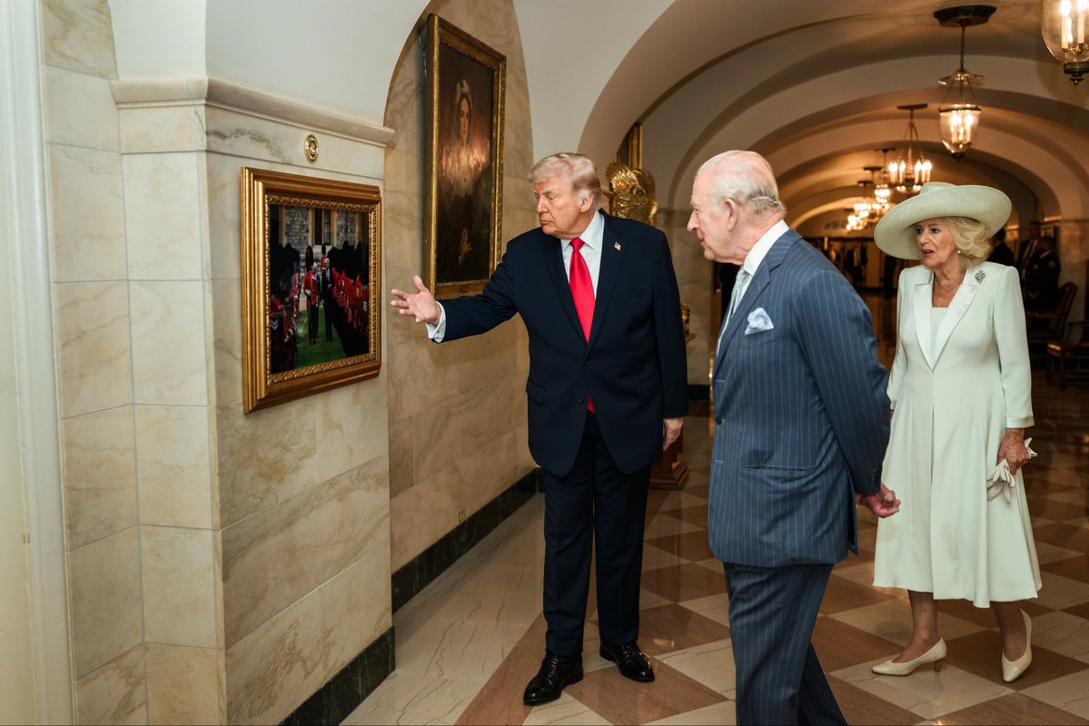 sarahdiaryz's tweet image. The picture is on display at the White House.

#throwback The King and The President of the United States review the guard of honour during the ceremonial welcome at Windsor Castle on September 17, 2025.