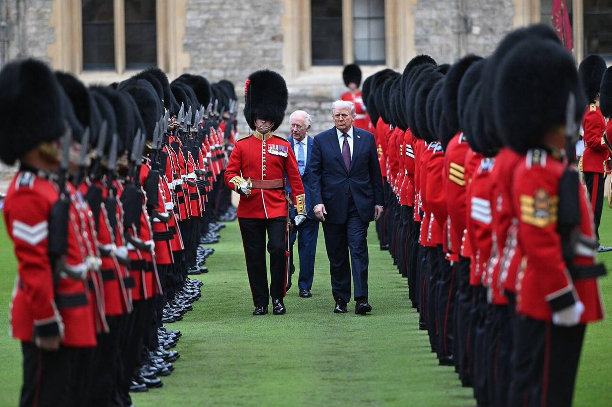 sarahdiaryz's tweet image. The picture is on display at the White House.

#throwback The King and The President of the United States review the guard of honour during the ceremonial welcome at Windsor Castle on September 17, 2025.